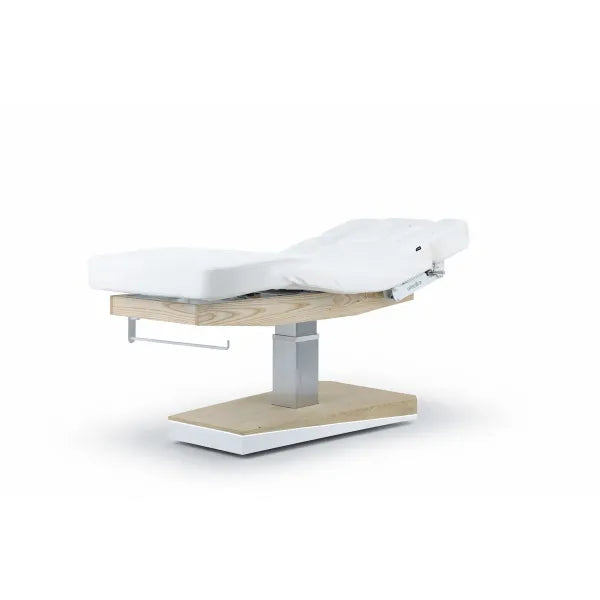 Elektrische Spa-Kosmetikliege mit warmem Holzoptik-Design, weißem Polster, Heizung und 3 Motoren für Höhe sowie Rücken- und Fußteilverstellung.