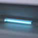 Blau leuchtende UV-Lampe in dunklem Raum.