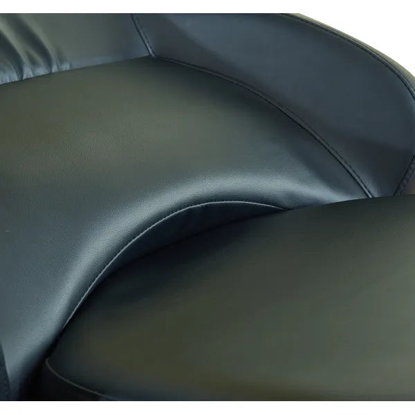 Nahaufnahme der schwarzen PU/PVC-Polsterung einer Wellness-Liege.