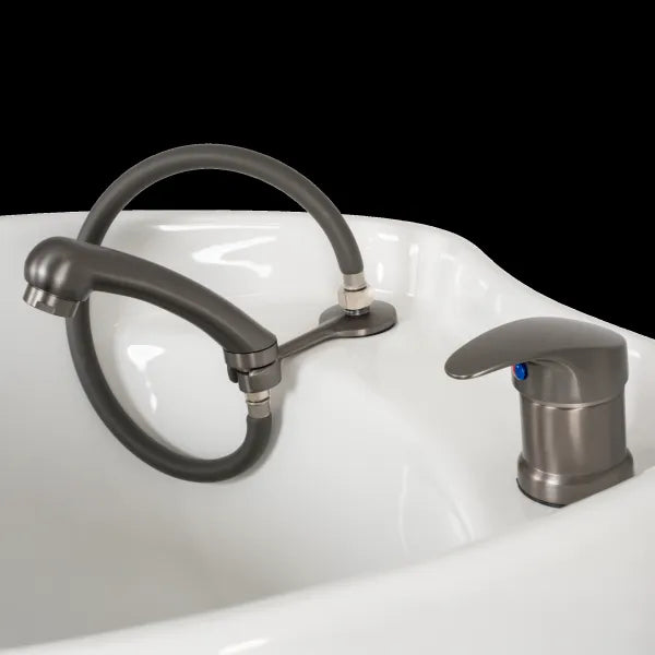 Friseur-Waschbecken mit grauen Schläuchen und Armatur am Becken