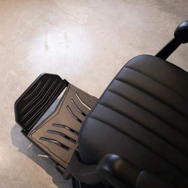 Der Barber stuhl Kale-B in Schwarz ist ideal für stilvolle Salons und kombiniert Eleganz mit Funktionalität.