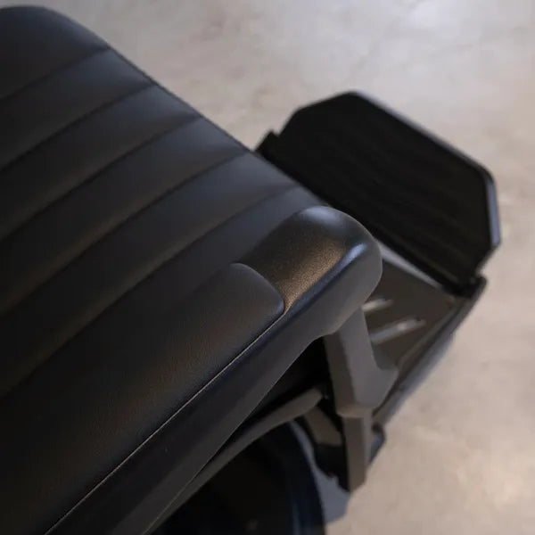 Luxuriöser Barber stuhl Kale-B in Schwarz, ideal für stilvolle Salons und Herrenfriseure, elegant und funktional.