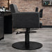 Friseurstuhl Flirty: eleganter Profi-Stuhl mit Hydraulikpumpe, schwarzer Sitz, runder Standfuß.