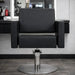 Friseurstuhl Flirty – eleganter Profi-Friseurstuhl mit Hydraulikpumpe, schwarzes Polster, runder Metallfuß, Salonambiente.
