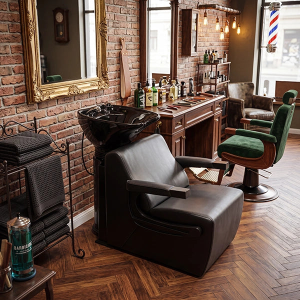 HALO Rückwärtswaschbecken im Friseursalon: schwarzes Keramikbecken vor Backsteinwand