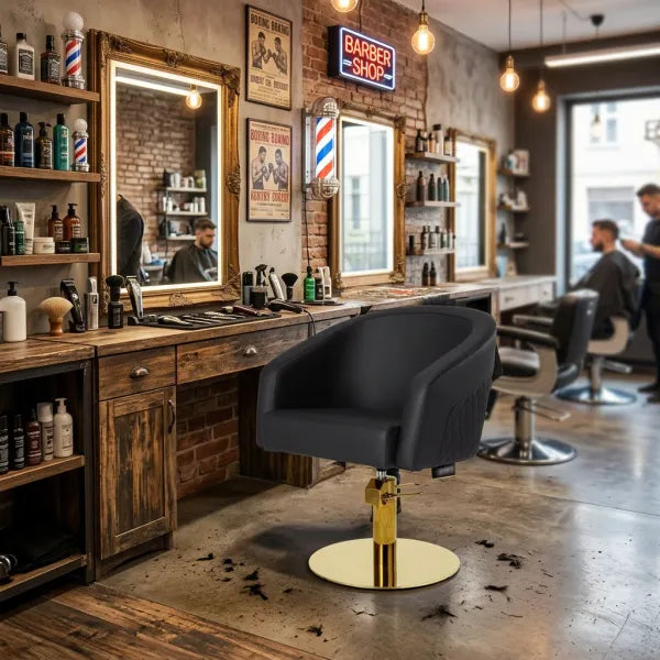 Schwarzer Friseurstuhl mit Armlehnen und goldener Hydraulikbasis in einem rustikalen Barber Shop mit Holzschrank und Spiegel.