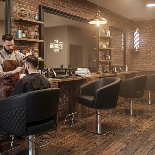 Schwarze Stylingstühle mit Raute-Optik und Hydraulik in einem rustikalen BARBERSHOP mit Friseur bei der Arbeit.