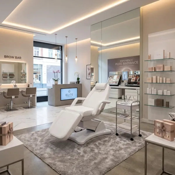 Weiße elektrische Kosmetikliege mit 3 Motoren im modernen Beautystudio. Professionelle Behandlungsliege für Kosmetik und Massage.