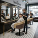 Elegant Friseurstuhl mit Armlehnen und braun-beigem Polster in einem modernen Barbershop mit Mönchspflaster.