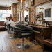 Schwarzer hydropultilbarer Friseurstuhl mit Armlehnen und Polsterung in einem Barbershop mit Holzboden.