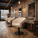 Moderner Friseurstuhl mit Armlehnen, cremefarbenem Premium-Polster und hydraulischer Verstellung im Vintage-Stylingstudio.