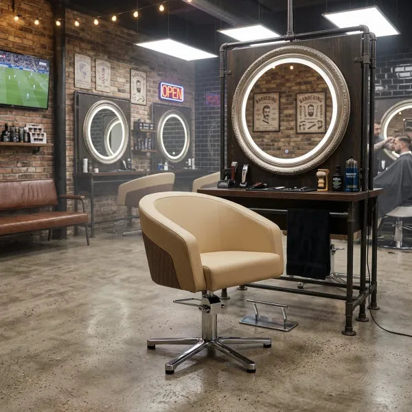 Beige Friseurstuhl mit Armlehnen und Chromgestell in einem-Barbershop mit runden LED-Spiegeln und Industriestil.