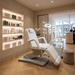Weiße elektrische Kosmetikliege mit 3 Motoren im modernen Beauty-Studio, ideal für Massage und Behandlung bis 200 kg.