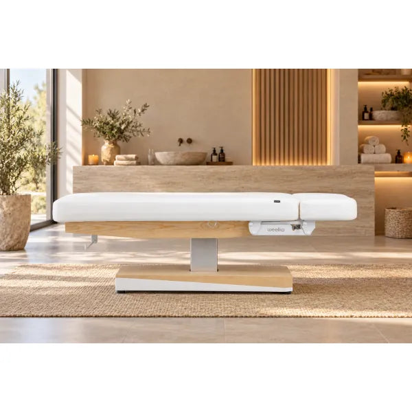 Elektrische Spa-Kosmetikliege mit Holzoptik, weißem Polster, Heizung und 3 Motoren für Höhen- sowie Rücken- und Fußteilverstellung.