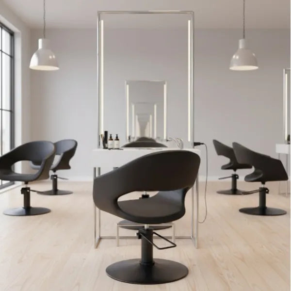 Friseurstuhl in eleganter Schwarz-Farbe, Luxuriöser Friseur stuhl Bella mit glänzendem Fuß und bequemer Rückenlehne.