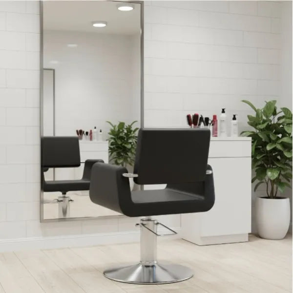 Friseurstuhl in eleganter Schwarz-Farbe, Luxuriöser Friseur stuhl Flame mit rundem Chromfuß und skulpturiertem Rücken.
