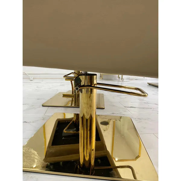 Eleganter Friseurstuhl Anouk-BE mit komfortablem Design und stilvollem goldenen Sockel für höchsten Komfort.