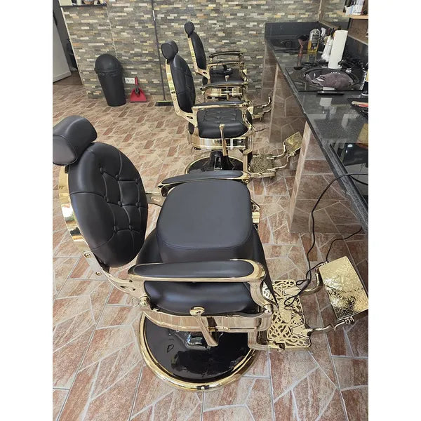 Eleganter Barber stuhl in Gold und Schwarz, Herren Friseurstuhl Kirk für stilvolle Barbershops von Tiptop Einrichtung.