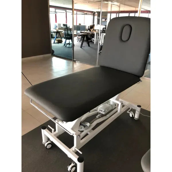 Therapieliege PRO 201 electric treatment table, gray, two-part top with backrest, height adjustable.