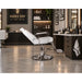 Weißer Joey Herren Friseurstuhl mit chrompedale im modernen Barbershop Interieur.