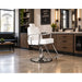 Weißer Herren Friseurstuhl mit Chromgestell im modernen Barbershop. Klassischer Barberstuhl für professionelle Frisiertools.