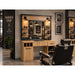 Friseurbedienungsplatz mit Spiegel, Industriestraßlampe und Stauraum für Barbier-Salon.