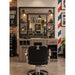 Friseurbedienungsplatz mit Spiegel, Beleuchtung und Stauraum in warmem Holzdesign mit schwarzer Ledermaterial.
