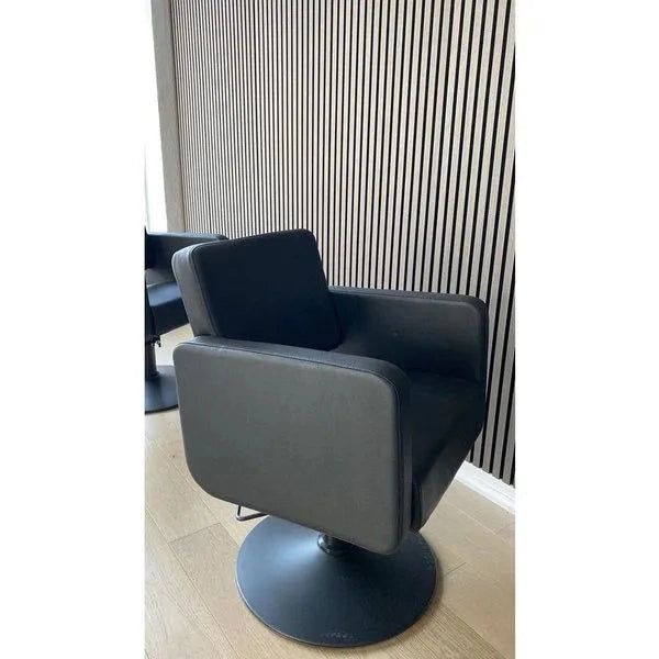 Friseurstuhl in eleganter Schwarz-Farbe, Luxuriöser Friseur stuhl Class R mit Runder Fuß für höchsten Komfort im Salon.