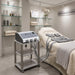 Pressotherapiegerät Profi F826.N mit 20 Kammern und Komplettanzug im Behandlungszimmer neben der Liege