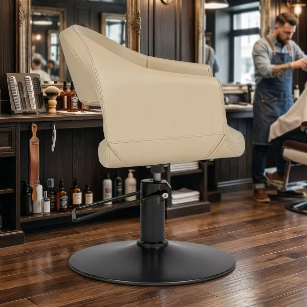 Friseurstuhl GLAM mit Premium-Hydraulik vor modernem Friseursalon-Arbeitsplatz.