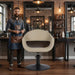 Friseurstuhl GLAM mit Premium-Hydraulik vor modernem Friseursalon-Arbeitsplatz.