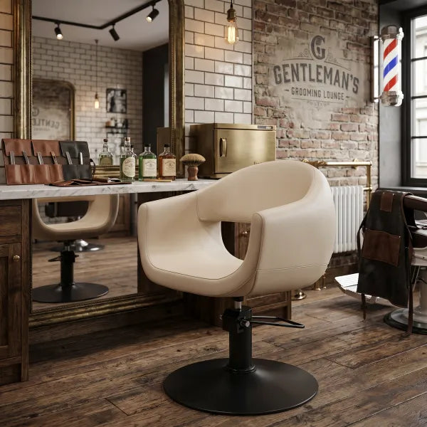 Friseurstuhl GLAM mit Premium-Hydraulik in modernem Salon, weiße Sitzschale und Barbershop-Atmosphäre.