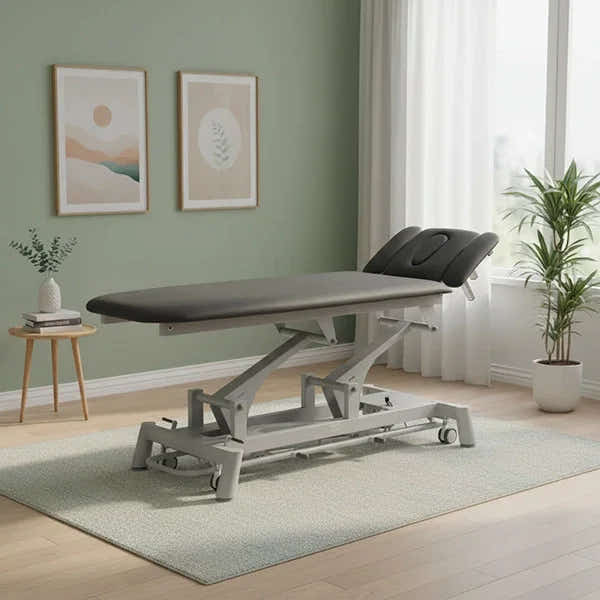 Therapieliege Titan-308 elektrisch mit 1 Motor, Behandlungsliege in Grau mit verstellbarer Höhe, Kopfstütze und Armlehnen für Physiotherapie.