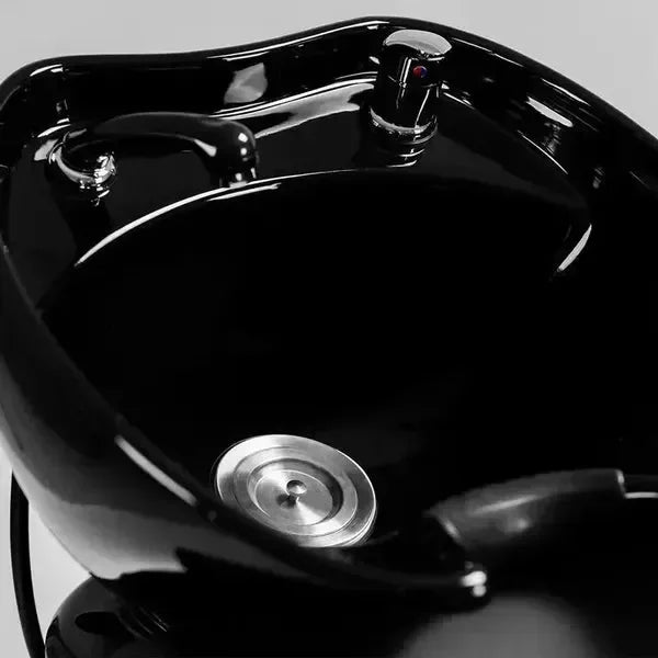 Schwarzes Friseurwaschbecken mit Chromarmaturen – Detailansicht eines Barbershop-Set