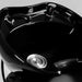 Schwarzes Friseurwaschbecken mit Chromarmaturen – Detailansicht eines Barbershop-Set