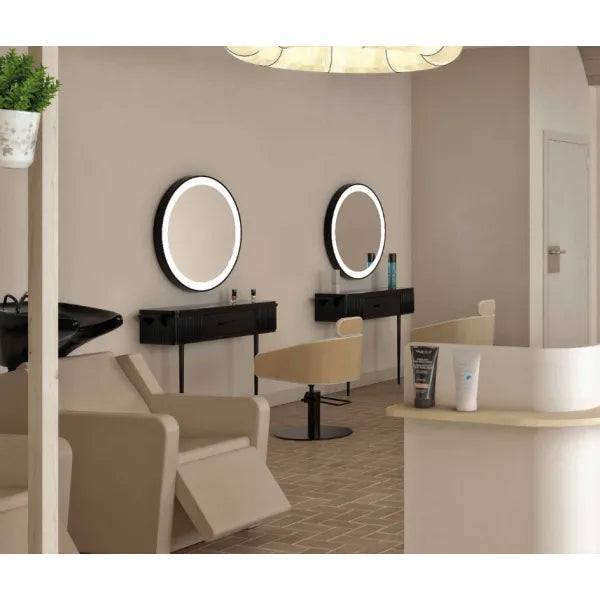Friseurbedienplatz Narajade mit LED im modernen Salon; schwarze MDF-Kabinette, runde LED-Spiegel.