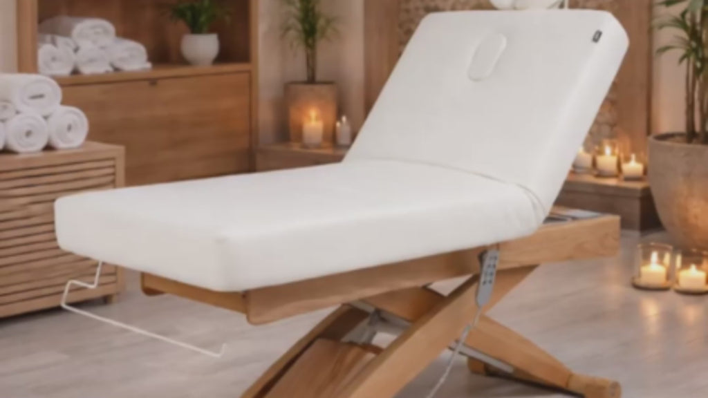 Elektrische Massageliege CYX+ mit 3 Motoren, weiße Polsterung, Holzrahmen und Fernbedienung.