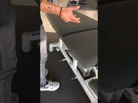 Therapieliege Titan-304F elektrisch mit 1 Motor, Behandlungsliege in Grau, mit verstellbarer Höhe, Kopfstütze und Armlehnen.