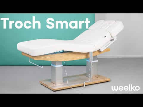 Elektrische Massageliege mit Heizfunktion, vier Motoren, Armlehnenverstellung, Holzoberflächen, weiße Polsterung.