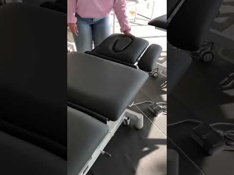 Therapieliege Titan-304 elektrisch mit 2 Motoren, Behandlungsliege in Grau, höhenverstellbar, verstellbare Kopf- und Fußstütze.