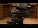 Barberstuhl Mark-B Schwarz – luxuriöser Herren-Friseurstuhl mit gepolsterter Rückenlehne, Armlehnen und Fußstütze.