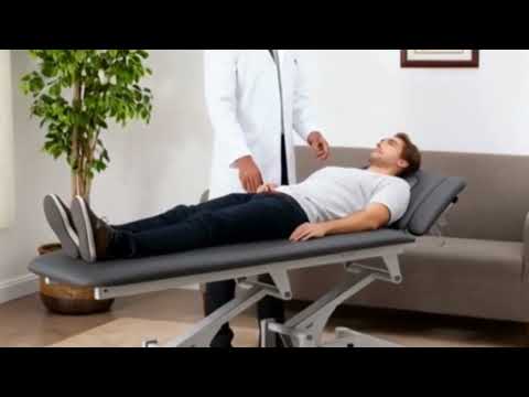 Therapieliege Titan-308 elektrisch mit 1 Motor, Behandlungsliege in Grau mit verstellbarer Höhe, Kopfstütze und Armlehnen für Physiotherapie.
