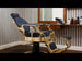 Eleganter Barber stuhl in Gold und Blau, Herren Friseurstuhl Buzz, Barbershop stuhl - Tiptop - Einrichtung