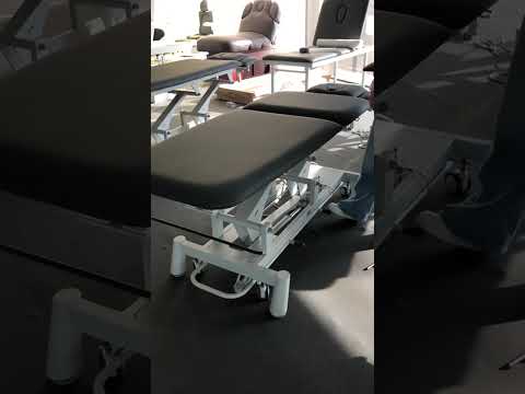 Therapieliege Titan-304 elektrisch mit 2 Motoren, Behandlungsliege in Grau, höhenverstellbar, verstellbare Kopf- und Fußstütze.