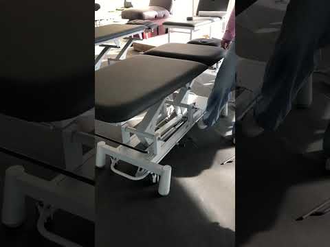 Therapieliege Titan-304 elektrisch mit 2 Motoren, Behandlungsliege in Grau, höhenverstellbar, verstellbare Kopf- und Fußstütze.