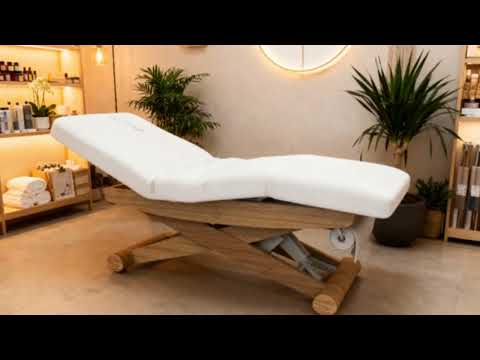 Massageliege aus Holzgestell mit weißen PU-Polstern, X-Beinen und pinken Stützstreben