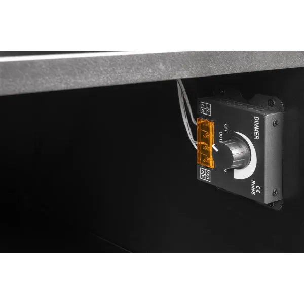 Integriertes LED-Dimmer-Modul für die Erin Friseur-Rezeption zur individuellen Lichtsteuerung der Produktvitrine.