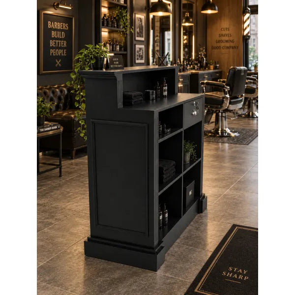 Schwarze Friseur-Rezeption mit Stauraum in Barber-Shop, elegante Empfangstheke mit Ablagen, Pflanzen.
