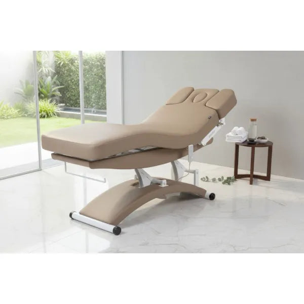 Beheizbare Massageliege: Bedienfeld mit LED-Display (60°C) und beleuchteten Knöpfen am braunen Bezug.